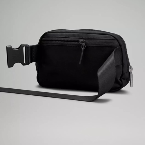 Black Lululemon Everywhere Belt Bag 2 available - Picture 3 of 5